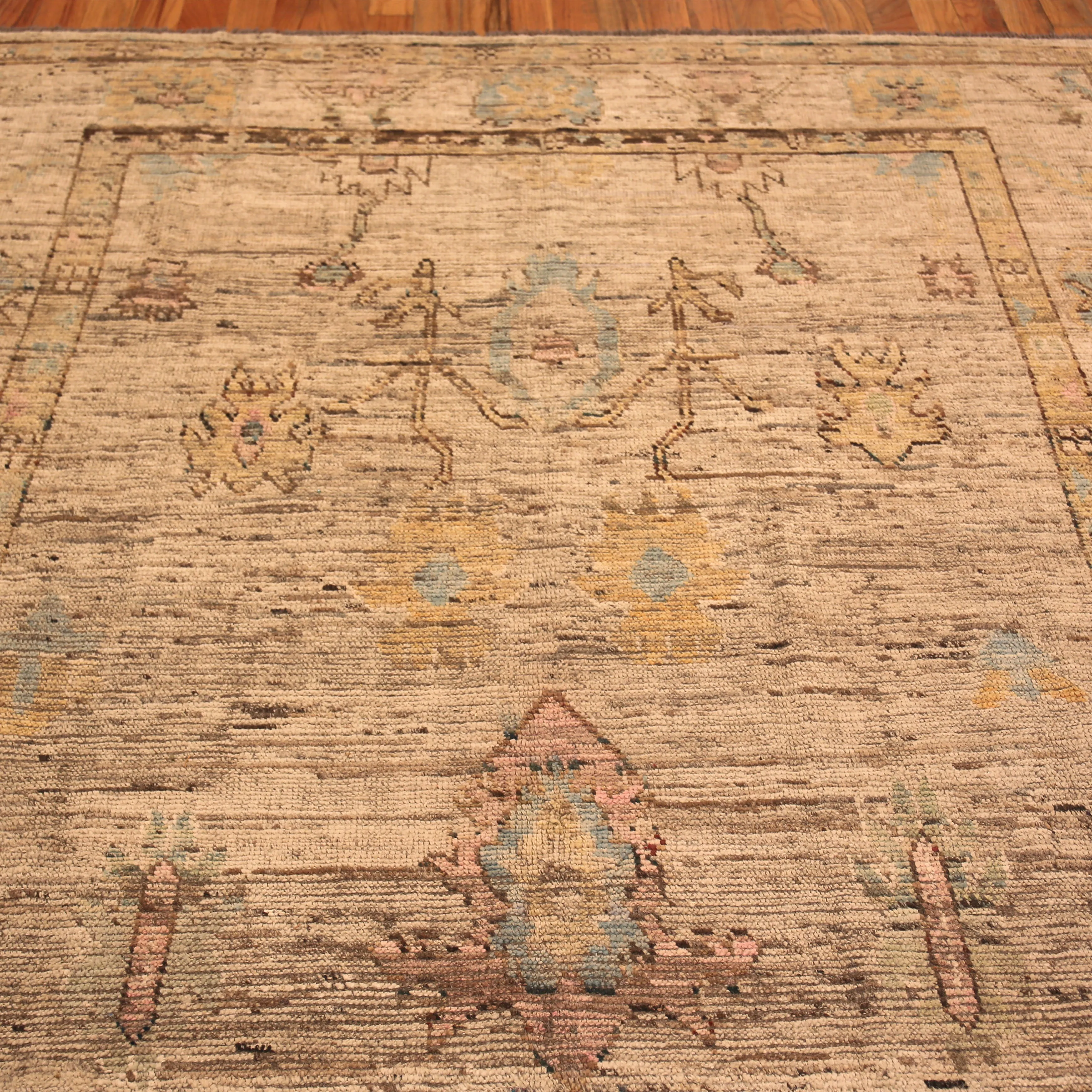 Natural Zameen Traditional Wool Rug - 6'11" X 9'9"
